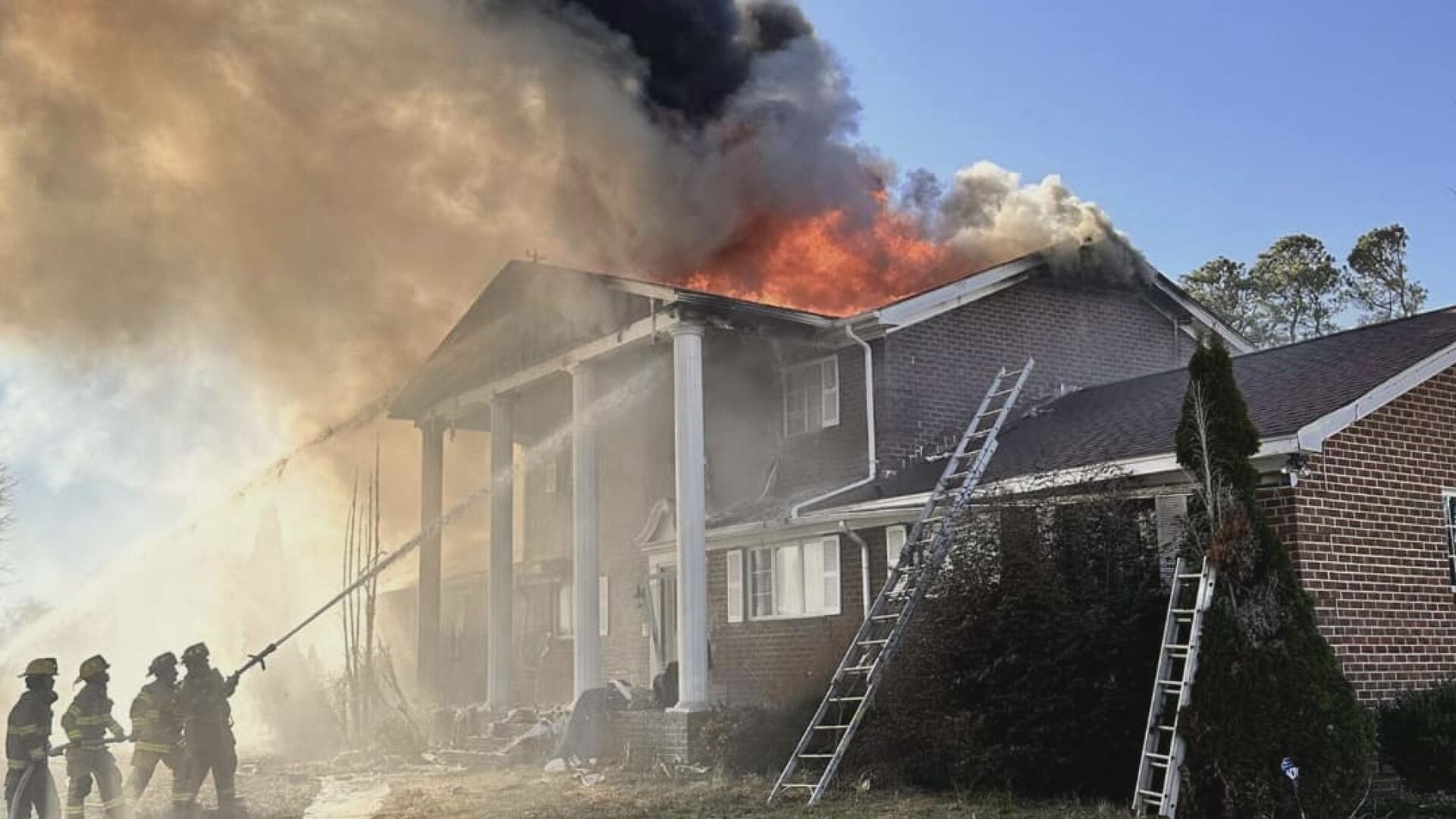 Fire crews battle grass fire that spread to Nash County home