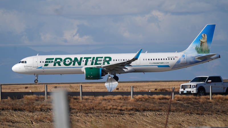 ARCHIVO - Un avión de Frontier Airlines avanza por una pista del aeropuerto internacional de...
